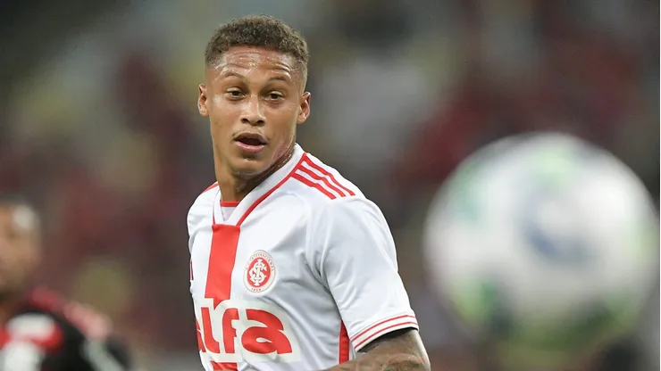 Vitinho ganha chance entre os titulares