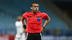 Gery Vargas apita o duelo do Vasco contra o Lanús-ARG. Foto: Pedro H. Tesch/Getty Images.