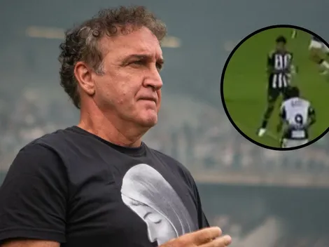 Cuca relaciona jogador que cometeu pênalti bizarro no Atlético-MG