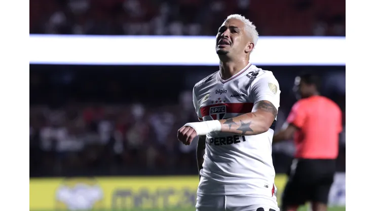 SP - SAO PAULO - 10/04/2025 - COPA LIBERTADORES 2025, SAO PAULO X ALIANZA LIMA - Luciano jogador do Sao Paulo lamenta durante partida contra o Alianza Lima no estadio Morumbi pelo campeonato Copa Libertadores 2025. Foto: Marcello Zambrana/AGIF