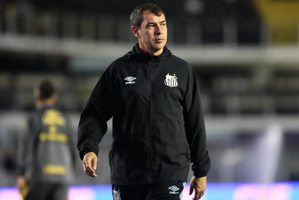 SP – SANTOS – 01/07/2024 – BRASILEIRO B 2024, SANTOS X CHAPECOENSE – Fabio Carille tecnico do Santos antes da partida contra o Chapecoense no estadio Vila Belmiro pelo campeonato Brasileiro B 2024. Foto: Reinaldo Campos/AGIF