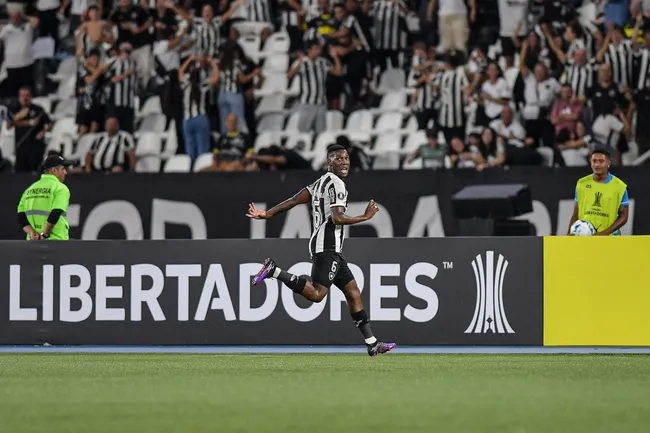 Patrick de Paula jogador do Botafogo comemora seu gol – Foto: Thiago Ribeiro/AGIF