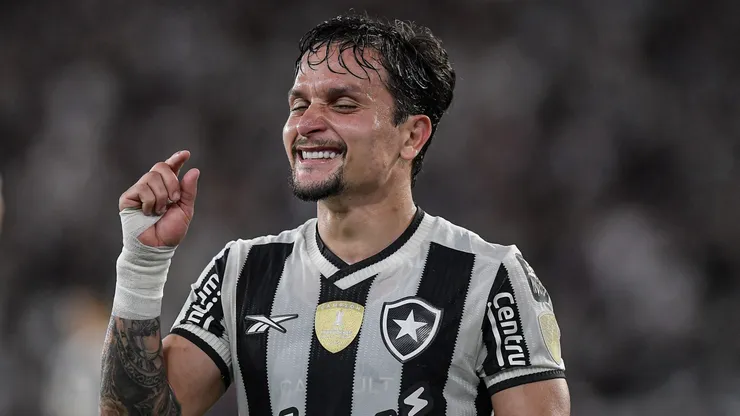 Artur em ação pelo Botafogo.