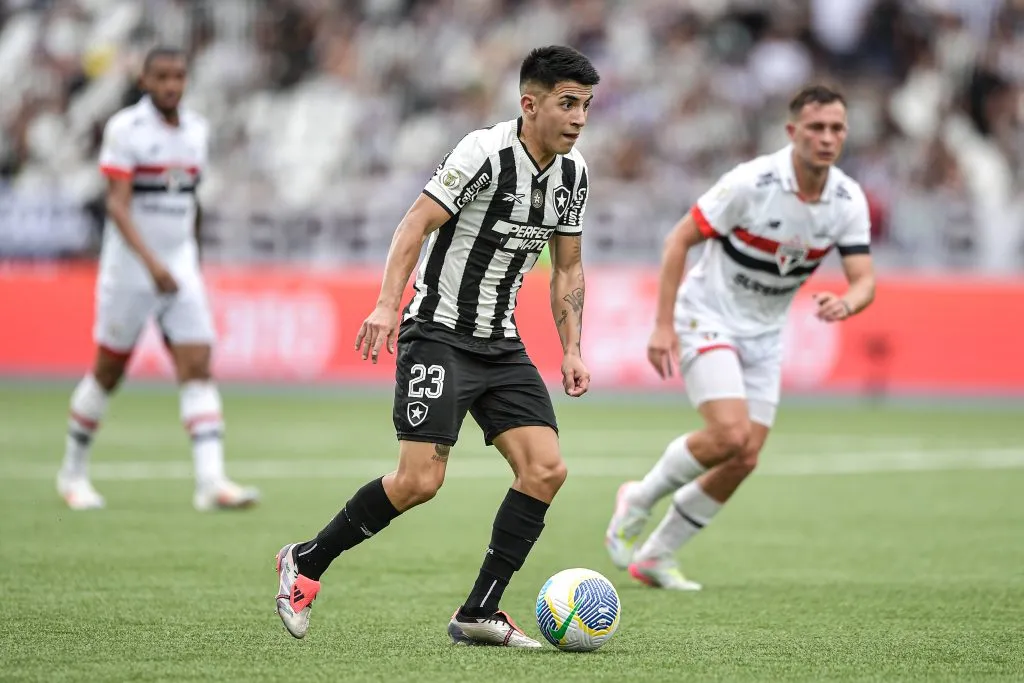 Almada jogador do Botafogo durante partida contra o São Paulo – Foto: Thiago Ribeiro/AGIF