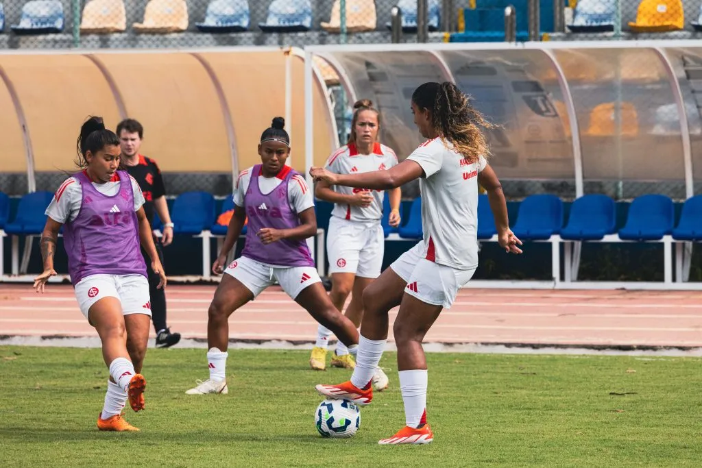 Myka durante o aquecimento para partida contra o Fluminense pelo Brasileirão A1, que terminou com empate sem gols. Foto: Lara Vantzen/Internacional