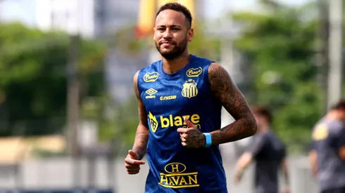 Neymar participou do treino desta terça e deverá ser titular contra o Atlético-MG