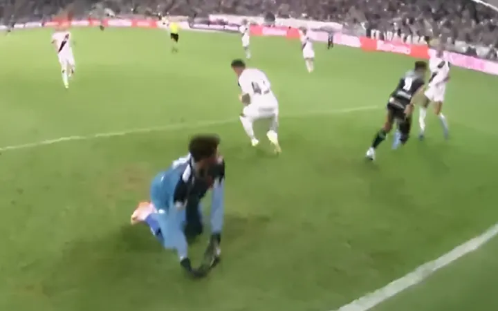 Lucas Freitas fica inconformado com erro crasso de João Victor em gol do Ceará – Foto: Reprodução/SporTV