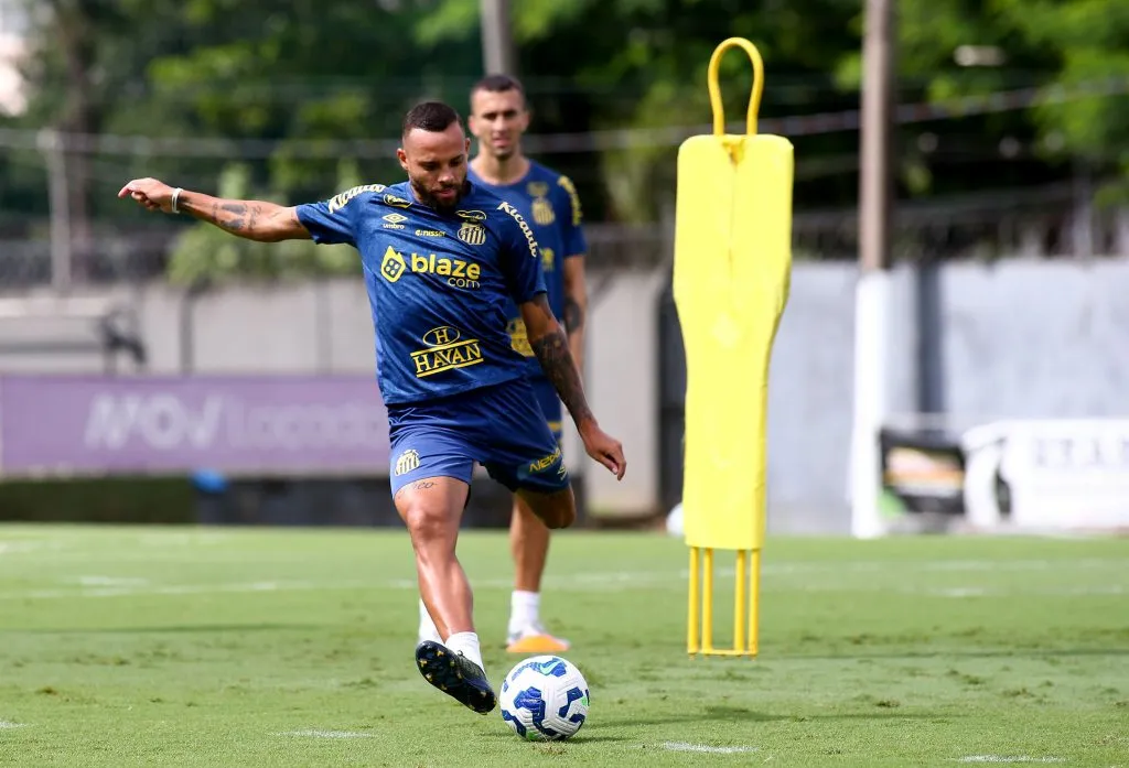 Torcedores exigem que o camisa 11, Guilherme fique no banco e o Rollheiser assuma a titularidade contra o Atlético Mineiro. Foto: Mauricio De Souza/AGIF
