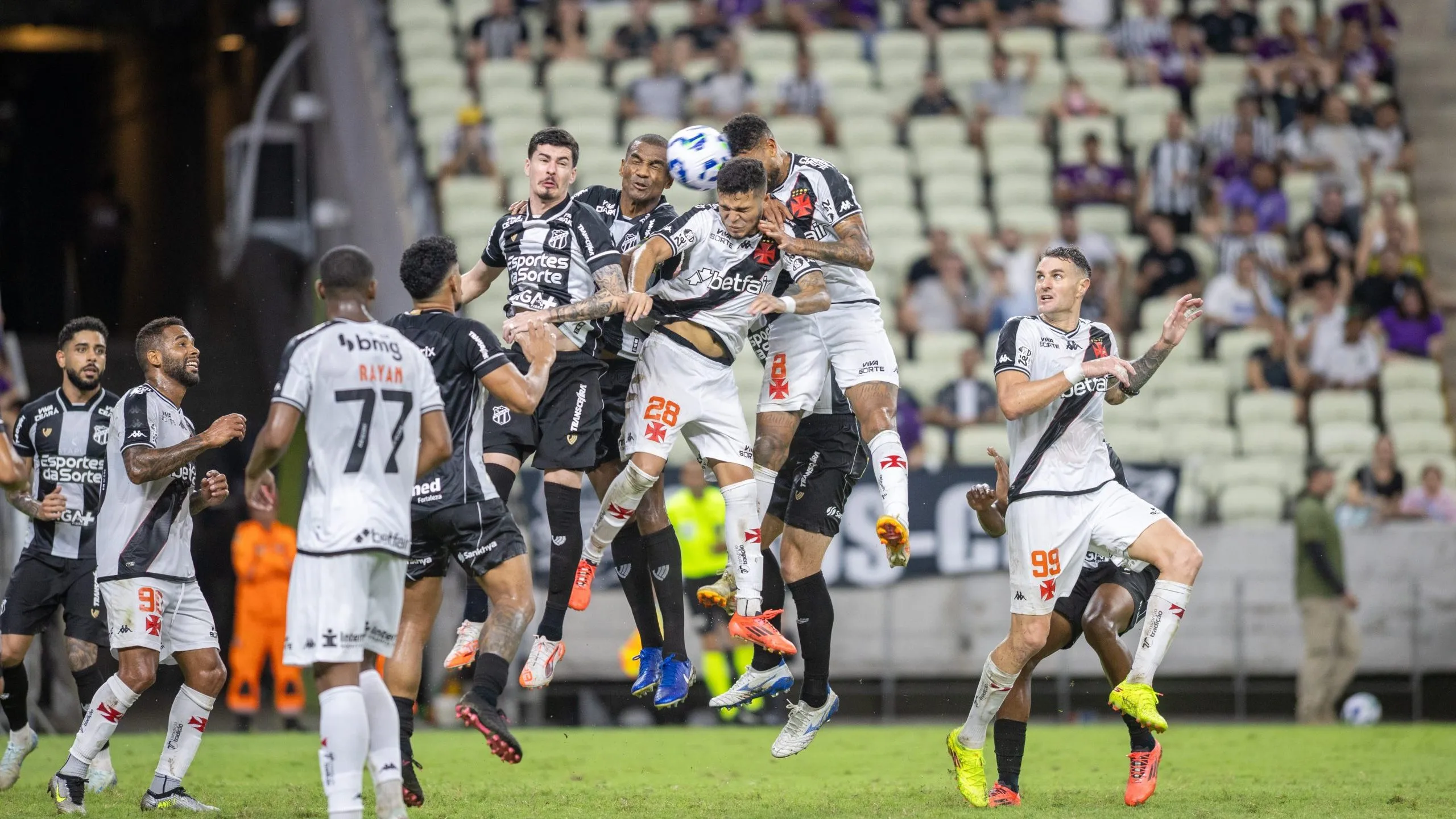 Vascaínos detonam desempenho do elenco contra o Ceará e apontam falhas defensivas no estadio Arena Castelao pelo Brasileirão A 2025. Foto: Baggio Rodrigues/AGIF