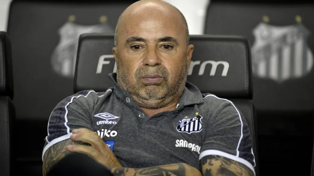 Sampaoli lamentando. Foto: Bruno Ulivieri/AGIF