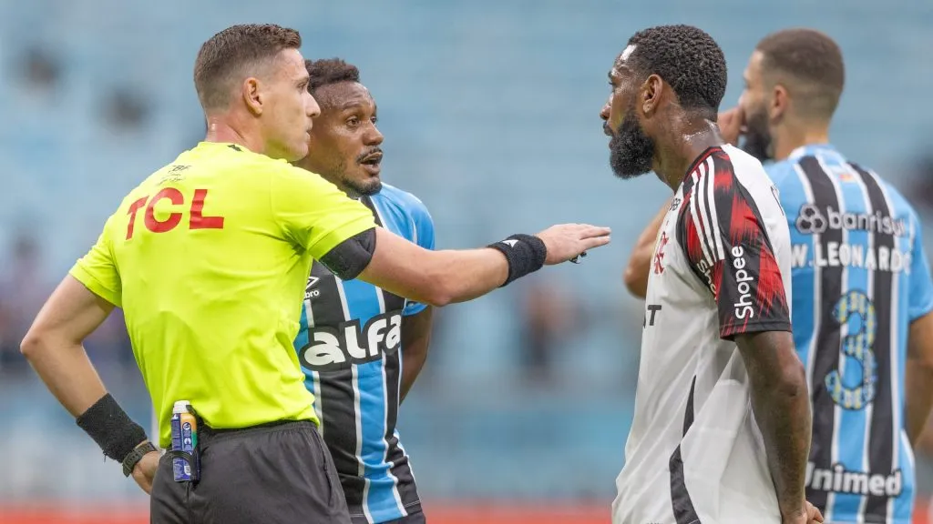Jogadores e árbitro em suposto pênalti. Foto: Liamara Polli/AGIF