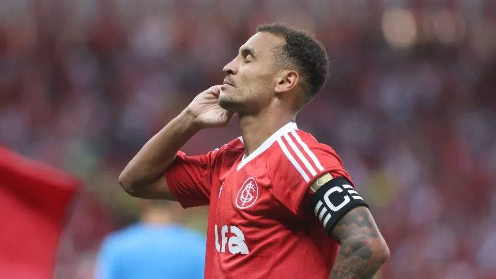 Alan Patrick celebra gol com a camisa do Colorado. Foto: Ricardo Duarte/Internacional.