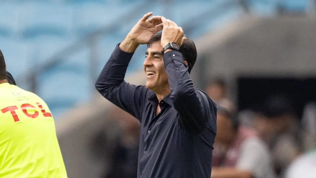 Gustavo Quinteros, técnico do Grêmio, durante partida contra o Flamengo, pelo Campeonato Brasileiro. Foto: Liamara Polli/AGIF.