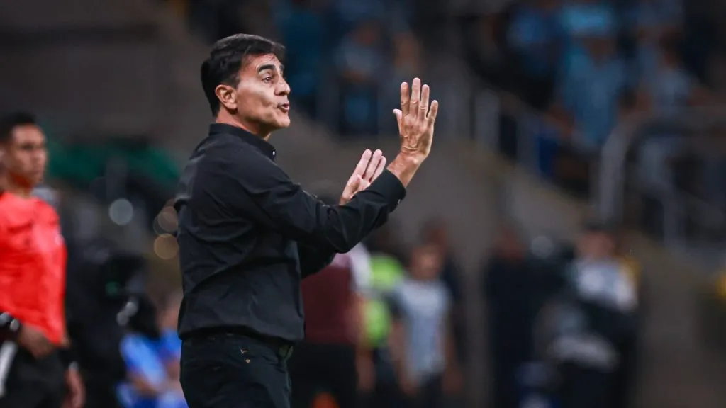 Gustavo Quinteros orienta os jogadores do Imortal. Foto: Maxi Franzoi/AGIF.