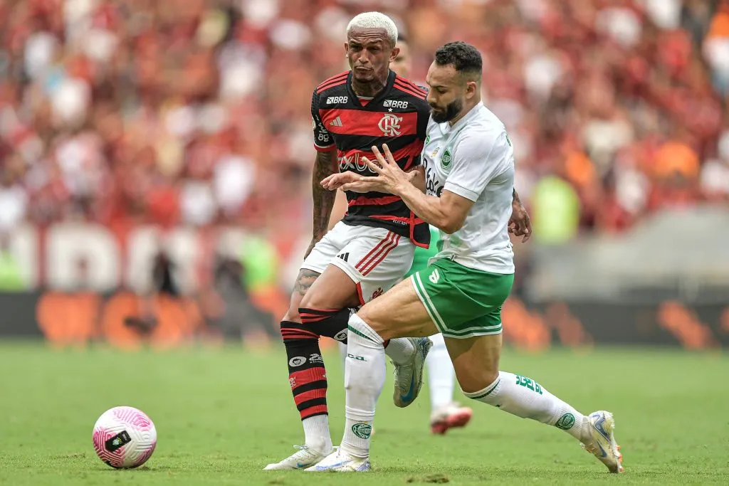 Wesley jogador do Flamengo disputa lance com Edson Carioca jogador do Juventude. Foto: Thiago Ribeiro/AGIF