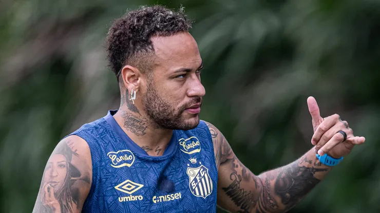 Neymar em treinamento realizado no CT Rei Pelé