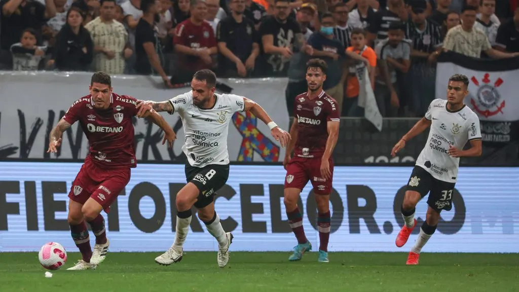Renato Augusto, ex-atleta do Corinthians e hoje no Tricolor, disputa lance com Nino, pelo Campeonato Brasileiro de 2022. Foto: Marcello Zambrana/AGIF.