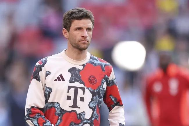 Thomas Müller em campo pelo Bayern – Foto: Maja Hitij/Getty Images