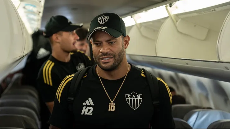 Hulk no embarque do time para enfrentar o Peixão.