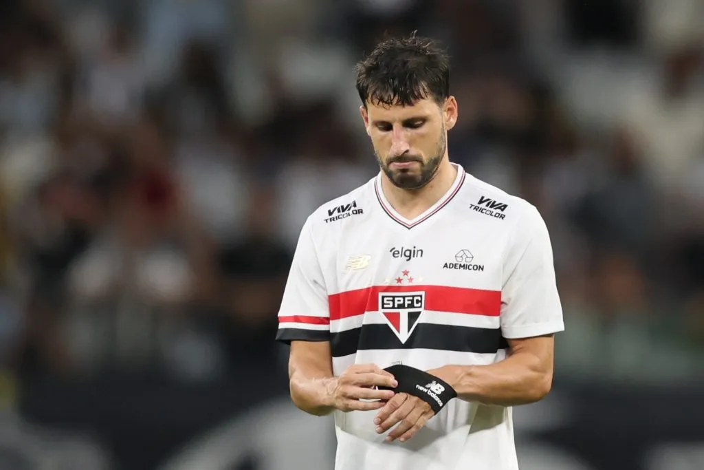 SP – BELO HORIZONTE – 06/04/2025 – BRASILEIRO A 2025, ATLETICO-MG X SAO PAULO – Calleri jogador do Sao Paulo lamenta expulsao durante partida contra o Atletico-MG no estadio Mineirao pelo campeonato Brasileiro A 2025. Foto: Gilson Lobo/AGIF