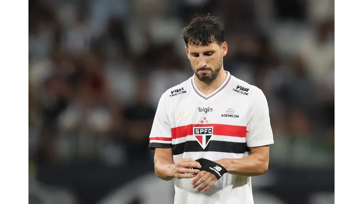 SP - BELO HORIZONTE - 06/04/2025 - BRASILEIRO A 2025, ATLETICO-MG X SAO PAULO - Calleri jogador do Sao Paulo lamenta expulsao durante partida contra o Atletico-MG no estadio Mineirao pelo campeonato Brasileiro A 2025. Foto: Gilson Lobo/AGIF