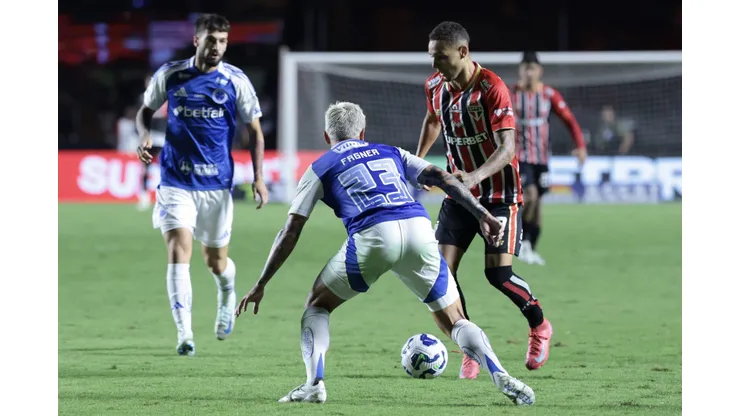 SP - SAO PAULO - 13/04/2025 - BRASILEIRO A 2025, SAO PAULO X CRUZEIRO - Alves jogador do Sao Paulo durante partida contra o Cruzeiro no estadio Morumbi pelo campeonato Brasileiro A 2025. Foto: Marcello Zambrana/AGIF