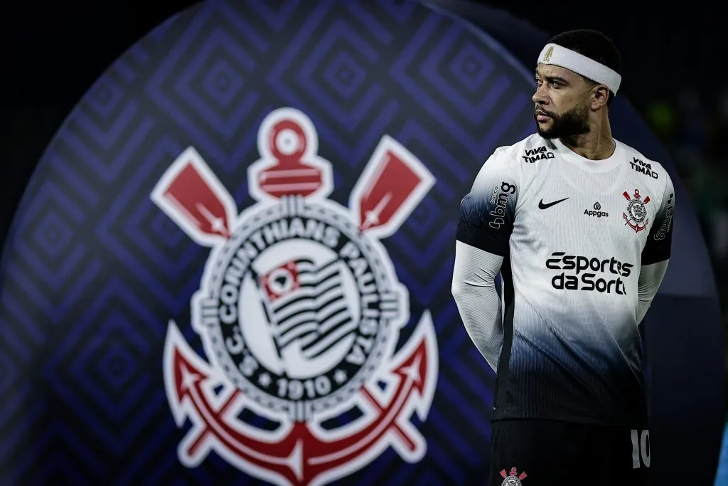 SP – BARUERI – 12/04/2025 – BRASILEIRO A 2025, PALMEIRAS X CORINTHIANS – Memphis Depay jogador do Palmeiras durante execucao do hino nacional antes da partida contra o Corinthians no estadio Arena Barueri pelo campeonato Brasileiro A 2025. Foto: Fabio Giannelli/AGIF