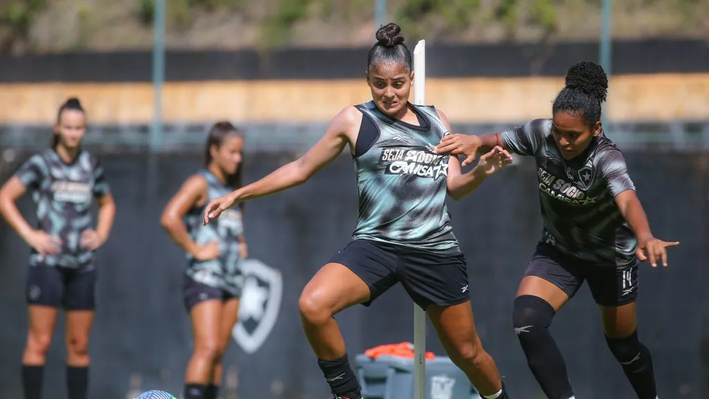 Jogadoras do time feminino do Botafogo Sub-20 em treinamento