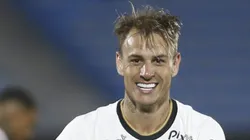 Róger Guedes com a camisa do Corinthians.