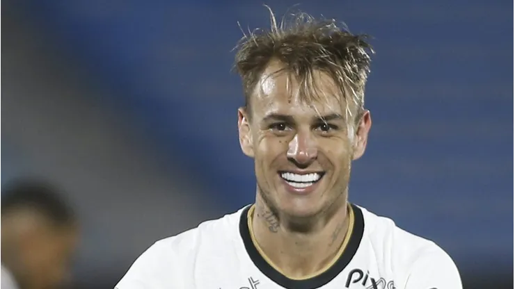 Róger Guedes com a camisa do Corinthians.