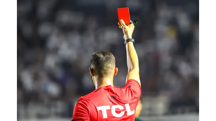 O árbitro Rodrigo Jose Pereira de Lima durante partida entre Santos e Goiás no estádio Vila Belmiro pelo campeonato Brasileiro B 2024. Foto: Reinaldo Campos/AGIF