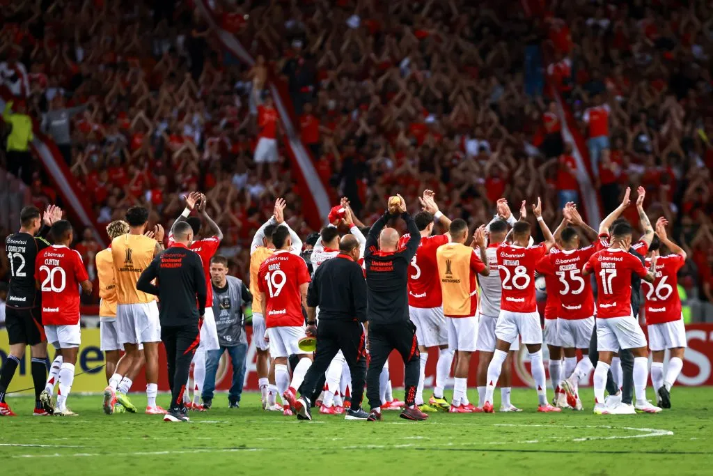 RS – PORTO ALEGRE – 10/04/2025 – COPA LIBERTADORES 2025, INTERNACIONAL X ATLETICO NACIONAL – Jogadores do Internacional comemoram vitoria ao final da partida contra o Atletico Nacional no estadio Beira-Rio pelo campeonato Copa Libertadores 2025. Foto: Maxi Franzoi/AGIF