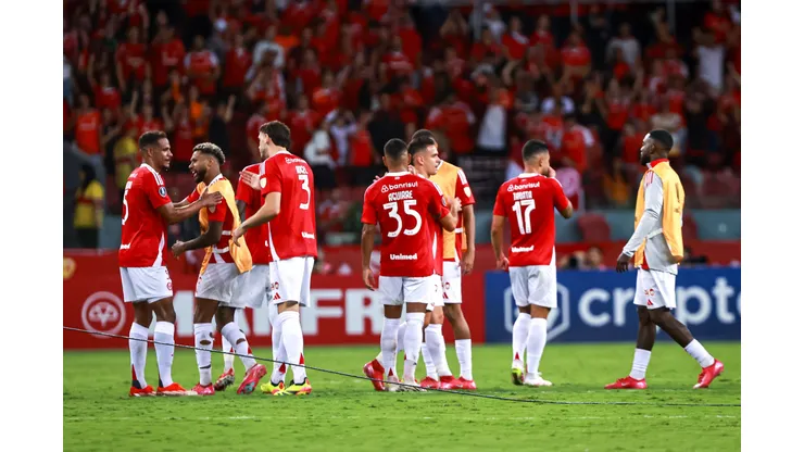 - Jogadores do Internacional comemoram vitória ao final da partida contra o Atlético Nacional no estádio Beira-Rio pelo campeonato Copa Libertadores 2025. Foto: Maxi Franzoi/AGIF