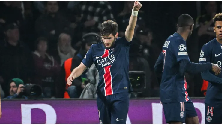 Kvicha Kvaratskhelia comemora gol marcado pelo PSG. Foto: SPP Sport Press Photo. / Alamy Stock Photo