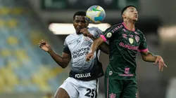 Isaac jogador do Fluminense disputa lance com Cacá jogador do Corinthians - Foto: Thiago Ribeiro/AGIF