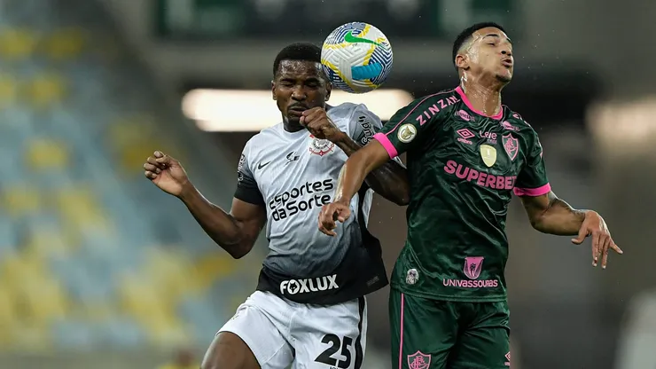 Isaac jogador do Fluminense disputa lance com Cacá jogador do Corinthians - Foto: Thiago Ribeiro/AGIF
