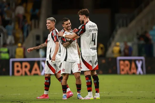 Jogadores do Flamengo comemoram vitória ao final da partida contra o Grêmio – Foto: Maxi Franzoi/AGIF