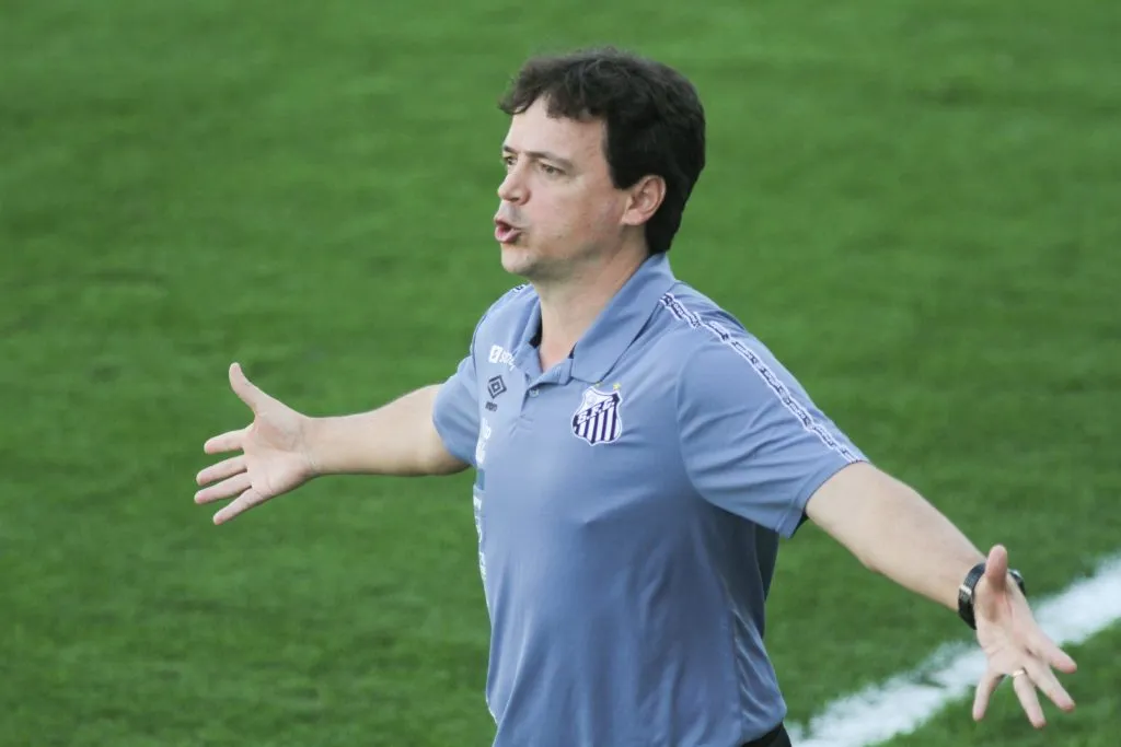 SP – Santos – 08/08/2021 – BRASILEIRO A 2021 – SANTOS X CORINTHIANS – Fernando Diniz tecnico do Corinthians durante partida contra o Santos no estadio Vila Belmiro pelo campeonato Brasileiro A 2021. Foto: Fernanda Luz/AGIF