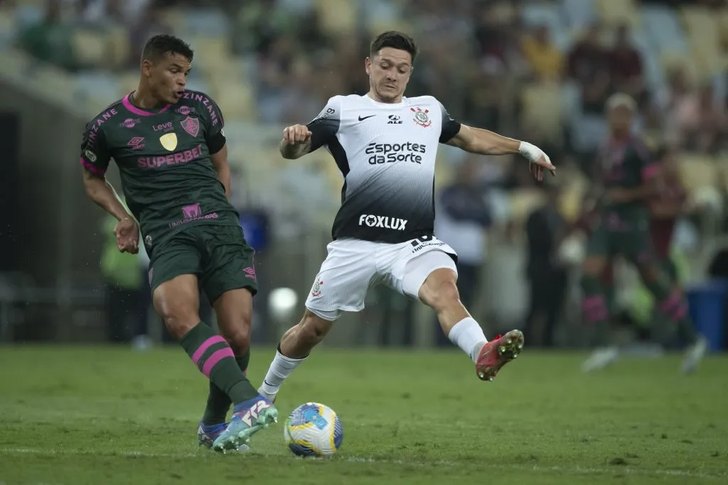 Thiago Silva jogador do Fluminense disputa lance com Garro jogador do Corinthians – Foto: Jorge Rodrigues/AGIF