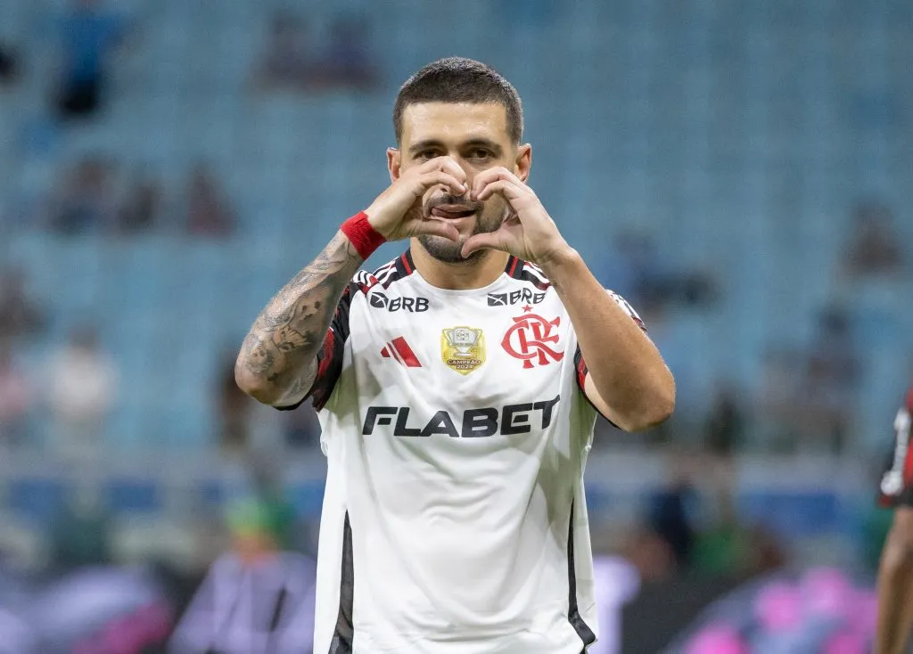 Arrascaeta comemora seu gol contra o Grêmio. Foto: Liamara Polli/AGIF