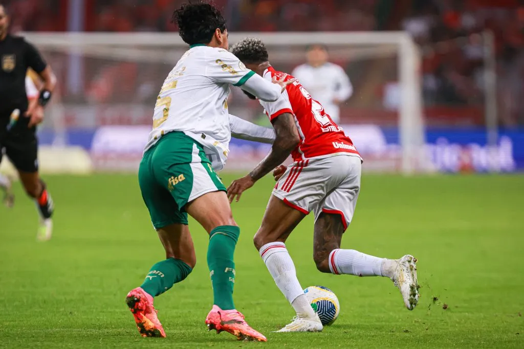Wesley jogador do Internacional disputa lance com Gustavo Gomez jogador do Palmeiras – Foto: Maxi Franzoi/AGIF