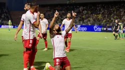 Wesley jogador do Internacional comemora seu gol com jogador da sua equipe durante partida contra o Palmeiras - Foto: Anderson Romao/AGIF