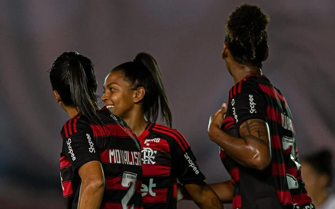 Núbia comemora seu gol com as companheiras de elenco sobre o Palmeiras no Luso Brasileiro. Foto: Divulgação/Flamengo