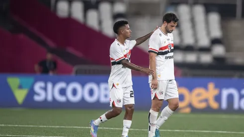 RJ - RIO DE JANEIRO - 16/04/2025 - BRASILEIRO A 2025, BOTAFOGO X SAO PAULO - Calleri jogador do Sao Paulo durante partida contra o Botafogo no estadio Engenhao pelo campeonato Brasileiro A 2025. Foto: Thiago Ribeiro/AGIF