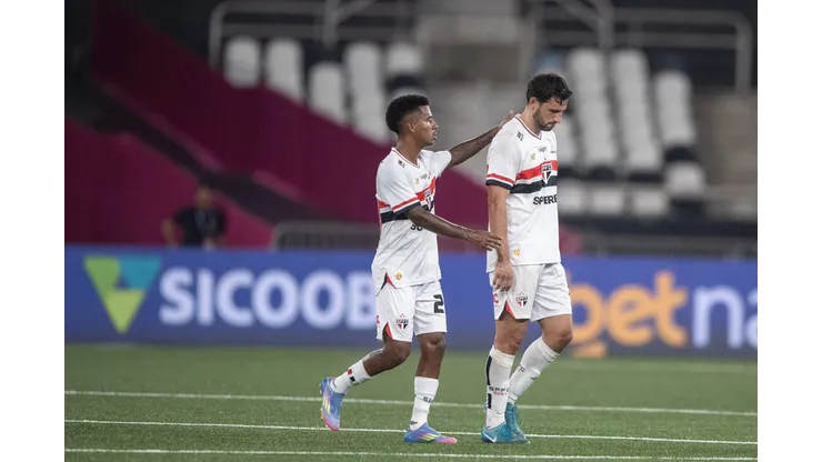 RJ - RIO DE JANEIRO - 16/04/2025 - BRASILEIRO A 2025, BOTAFOGO X SAO PAULO - Calleri jogador do Sao Paulo durante partida contra o Botafogo no estadio Engenhao pelo campeonato Brasileiro A 2025. Foto: Thiago Ribeiro/AGIF