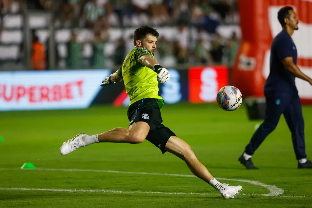 RS – CAXIAS DO SUL – 05/02/2025 – GAUCHO 2025, JUVENTUDE X GREMIO – Tiago Volpi jogador do Gremio durante aquecimento antes da partida contra o Juventude no estadio Alfredo Jaconi pelo campeonato Gaucho 2025. Foto: Luiz Erbes/AGIF