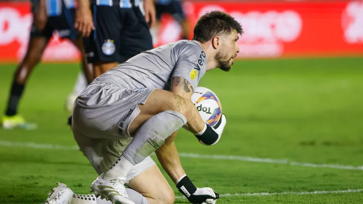 Tiago Volpi jogador do Grêmio durante partida contra o Juventude no estadio Alfredo Jaconi pelo campeonato Gaucho 2025. Foto: Luiz Erbes/AGIF