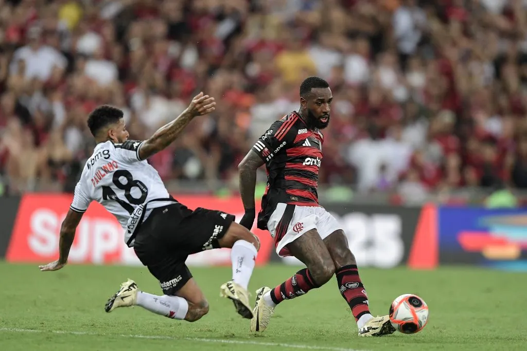 Gerson jogador do Flamengo durante partida contra o Vasco – Foto: Thiago Ribeiro/AGIF