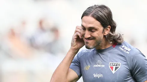 Luis Zubeldia técnico do Sao Paulo durante partida contra o Atletico-MG no estadio Mineirao pelo campeonato Brasileiro A 2025. Foto: Gilson Lobo/AGIF