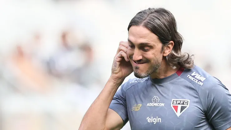Luis Zubeldia técnico do Sao Paulo durante partida contra o Atletico-MG no estadio Mineirao pelo campeonato Brasileiro A 2025. Foto: Gilson Lobo/AGIF